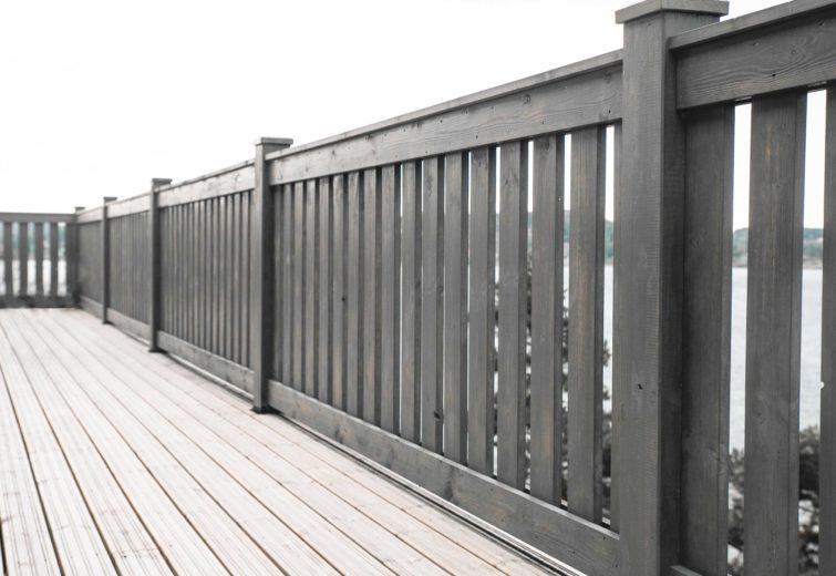 Grey Pine Tar Vitriol Fence