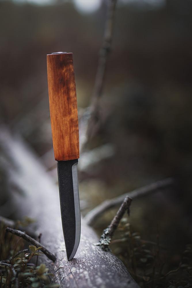 Helle Viking Knife in log